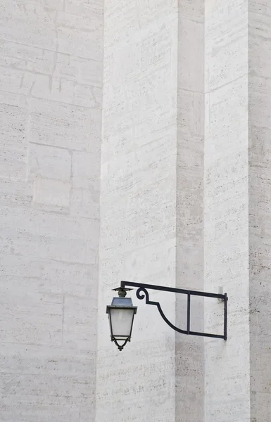Fekete utcai lámpa fehér tégla falon. — Stock Fotó