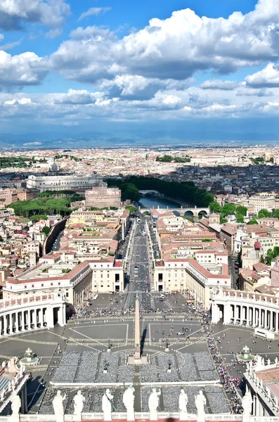 Vue de Rome depuis le clocher de la basilique Saint-Pierre. Sous un ciel nuageux, la ville s'est étendue, visible Castel Sant'Angelo et Piazza San Pietro . — Photo