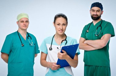 Üç genç doktorlardan oluşan bir ekip. Takım dahil bir doktor ve bir kadın, iki erkek doktorlar. Onlar içinde scrubs giyindin. Doktorlar boyunlarını üzerinde Pediatrik phonendoscopes asmak.