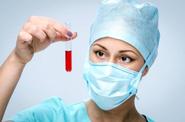 Tıp tıbbi bir şişe tutan laborant.