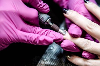 Bir yönlendirici çiviyle uzunluğunu ayarlama.