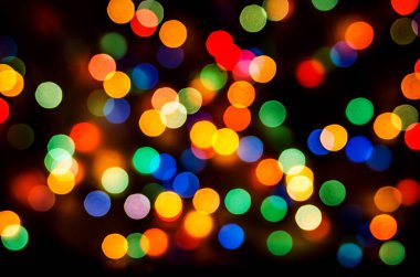 Çok bulanık Noel ışıkları renkli.