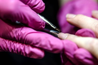 Jel tırnak uzatma için özel bir etiket uygulama.