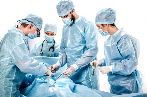 一组医生在手术室里操作过程中. — 图库照片