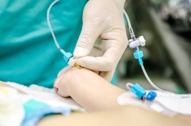Ameliyat sırasında kan basıncını gözlemlemek için periferik kateter doktorunun ayarlaması..