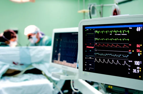 监测心电图、 血压、 饱和度的病人在手术期间. — 图库照片