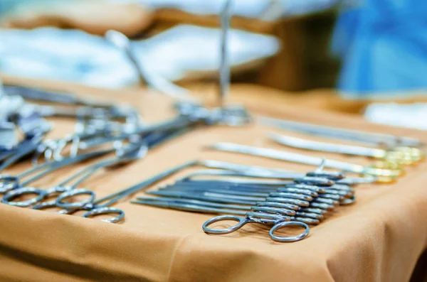 Instruments médicaux sur la table d'opération dans la salle d'opération . — Photo
