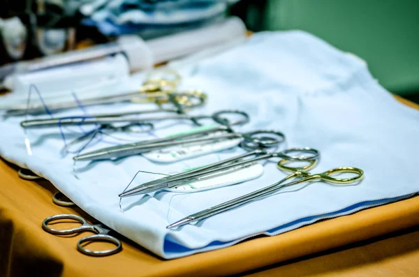 Um conjunto de agulhas e fios cirúrgicos médicos . — Fotografia de Stock