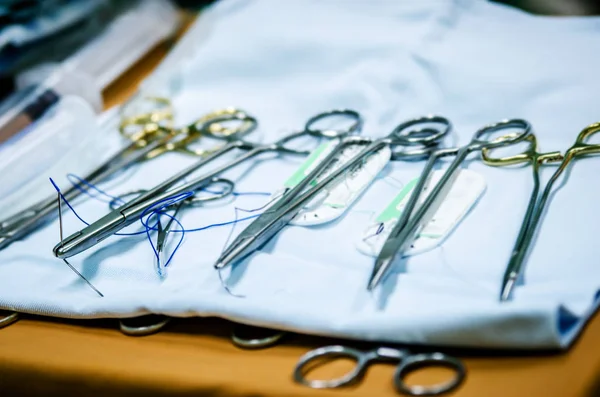 Les fils et aiguilles médicaux dans la salle d'opération sont préparés pour une utilisation . — Photo