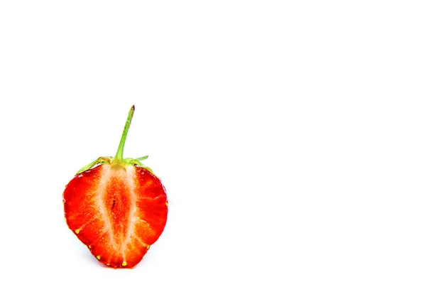 Egy kis piros eper egy vágott fehér alapon. — Stock Fotó