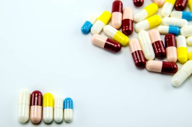 İlaçlar ile çok renkli kapsül.