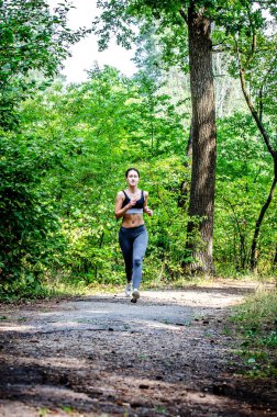 Genç bir kız koşu.