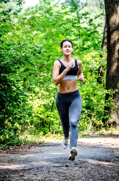 Genç bir kız ormanda koşu.