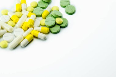 Beyaz, sarı ve yeşil Tablet ve kapsül ilaçlar ile.