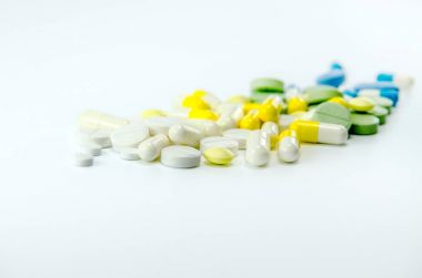 Beyaz, sarı, yeşil ve mavi Tablet ve kapsül ilaç ile.