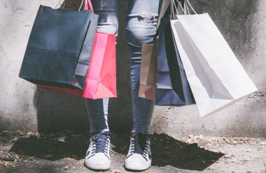 Alımları ile çok renkli kağıt torbalar.