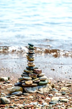 Piramit küçük çakıl deniz kenarı.