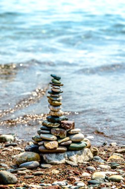 Piramit kıyısında çakıl.