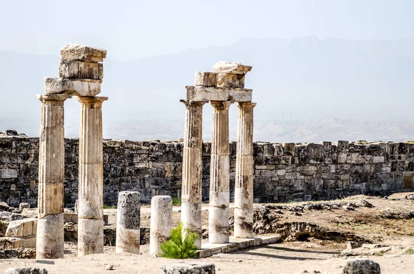 Ruínas antigas de colunas na antiga cidade de Hierápolis em Pamukkale, Turquia . — Fotografia de Stock