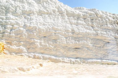 Traverten Pamukkale, Türkiye'de beyaz duvarlar ve zemin teraslar oluşmuştur.