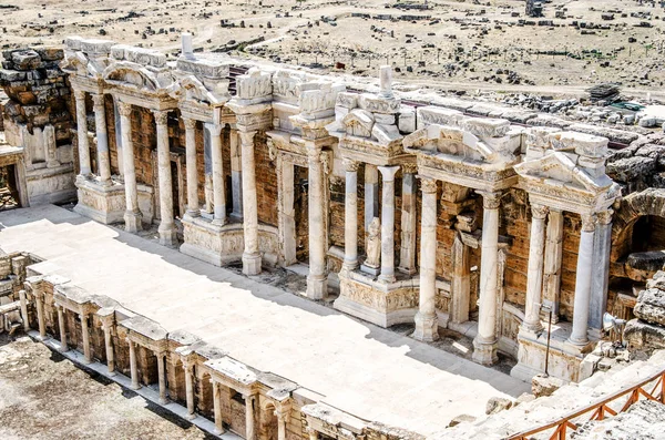 Cena de um anfiteatro com estátuas e colunas na antiga cidade de Hierápolis, Pamukkale, província de Denizli. Turquia — Fotografia de Stock