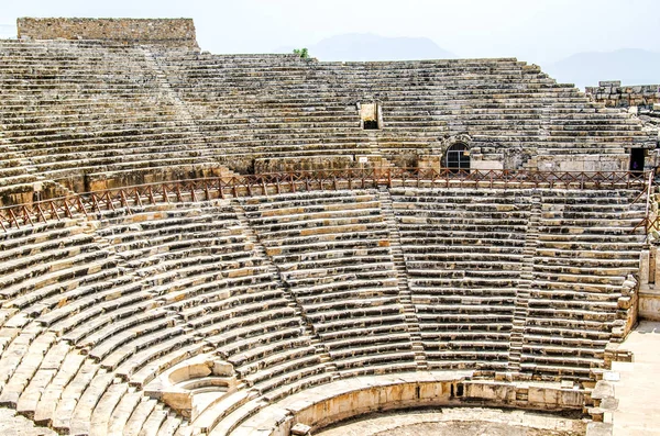 Anfiteatro na antiga cidade de Hierápolis, Pamukkale, província de Denizli. Turquia — Fotografia de Stock