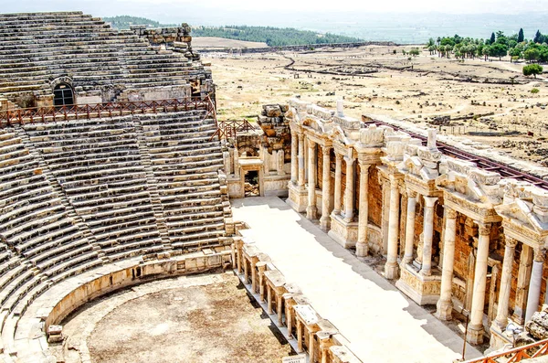 Ruínas de um anfiteatro na cidade antiga de Hierápolis, Pamukkale, província de Denizli. Turquia — Fotografia de Stock