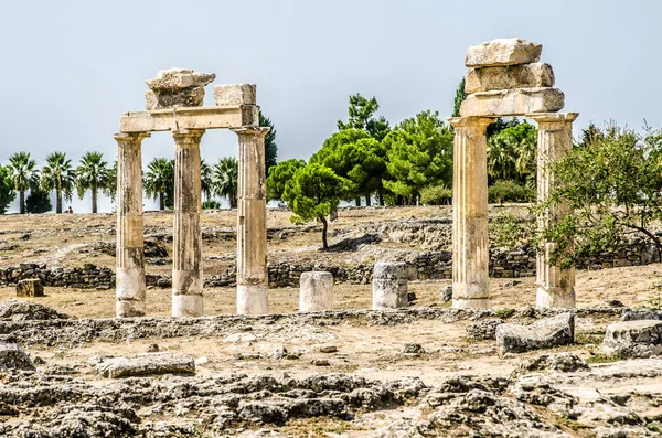 Ruinas de columnas en la antigua ciudad de Hierápolis, Pamukkale, Turquía . — Foto de Stock