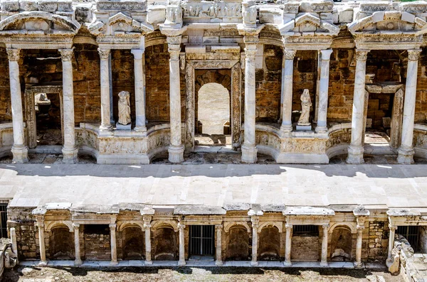 Szene eines antiken Amphitheaters in Hierapolis, Pamukkale, Provinz Denizli, Türkei. — Stockfoto