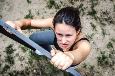 Temiz havada dağcılık genç kız trenler.