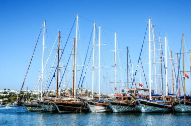 Güzel Yatlar Bodrum'da bağlantı noktası. Güneş ışınlarının denizden yansıtmak ve güzel Yatlar yüzeyinde Parlatıcı.
