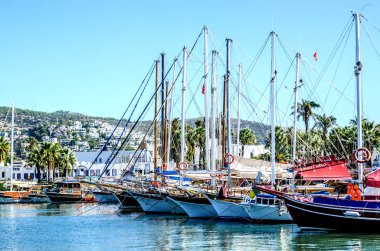 Bodrum liman Yatlar güzel şehir fon karşı bir sıra olarak stand.