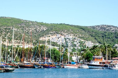 Bodrum liman Yatlar dağlar ve şehrin arka plan üzerinde.