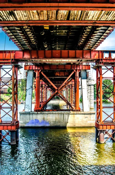 Soportes metálicos del puente pesquero sobre el río Dnieper. Kiev, Ucrania . — Foto de Stock