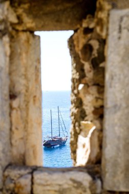 Taş duvar Bodrum of St. Peter Kalesi içinde a küçük pencere ile yat görünümünü.