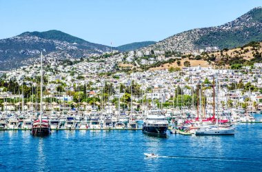Bay Bodrum şehir ve dağ arka planı içinde birçok Yatlar demirli.