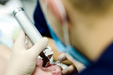 Bir anestezist hastaya operasyon öncesi intubates.