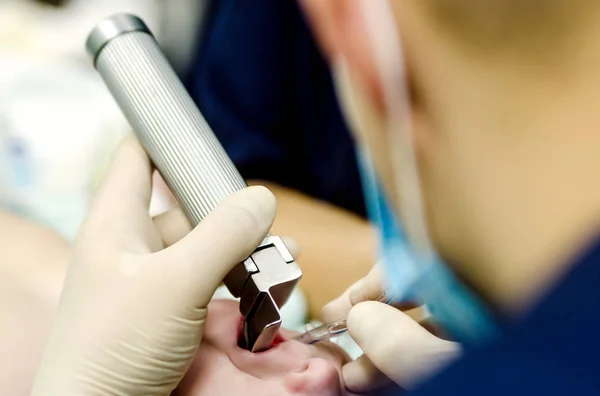 Het Proces Van Intubatie Van Patiënt Vóór Cardiale Bewerking — Stockfoto