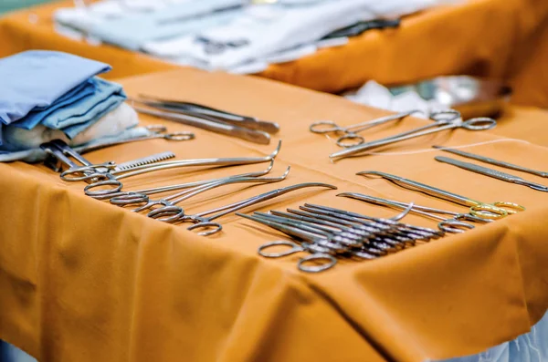 Αποστειρωμένο Χειρουργικά Εργαλεία Στον Πίνακα Κοντά Στο Χειρουργικό Τραπέζι — Φωτογραφία Αρχείου
