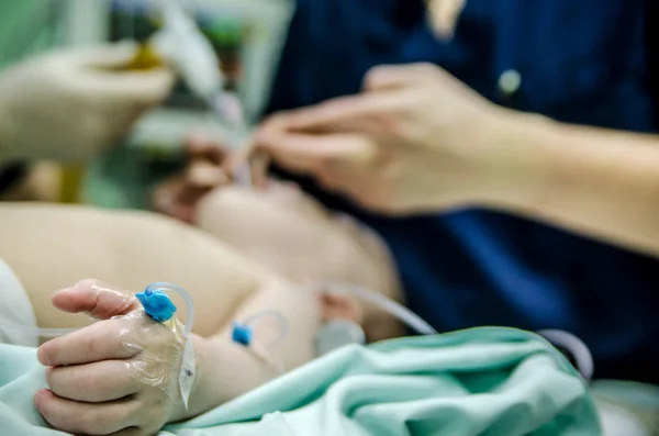 Periphere Katheter Der Hand Eines Kleinen Patienten Vor Einer Herzoperation — Stockfoto