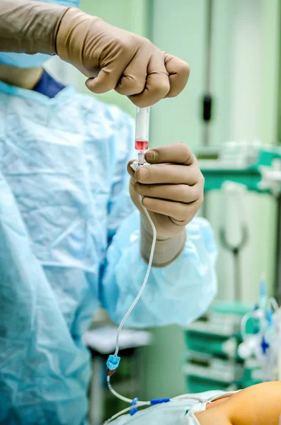 Ein Anästhesist Überprüft Die Funktionsfähigkeit Des Zentralkatheters — Stockfoto