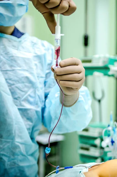 Een Werkzaam Steriele Medische Handschoenen Controleert Werking Van Centrale Katheter — Stockfoto