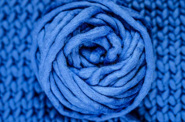 Una Bola Hilo Merino Una Tela Cuadros Azul Atada — Foto de Stock