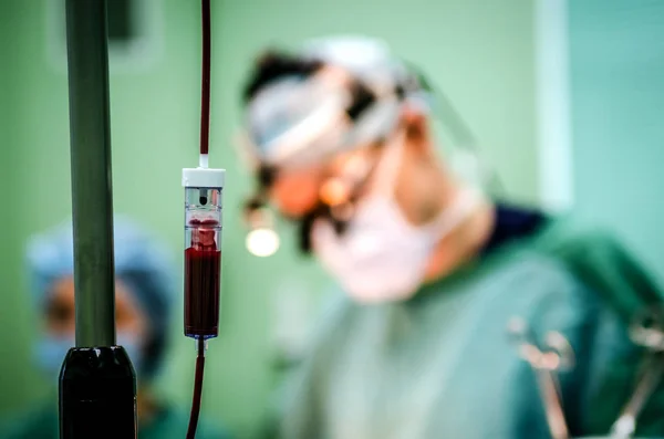 Gotero Con Sangre Donante Quirófano Fondo Cirujano Quirúrgico — Foto de Stock