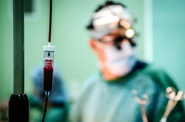 Conta Gotas Com Sangue Dador Sala Operações Fundo Cirurgião Visível — Fotografia de Stock