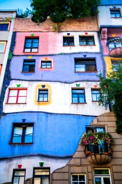 Viyana 'da renkli bir evin duvarları ve pencereleri. Viyana. Avusturya
