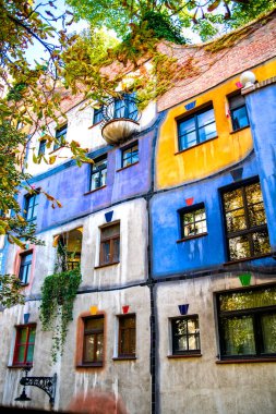 Evin farklı boyutlarda ilginç pencereleri olan çok renkli cephesi. Viyana. Avusturya