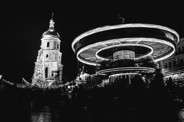 Noel ağacının siyah beyaz fotoğrafı ve Sophia Meydanı 'nda dönen bir atlıkarınca. Kiev. Ukrayna