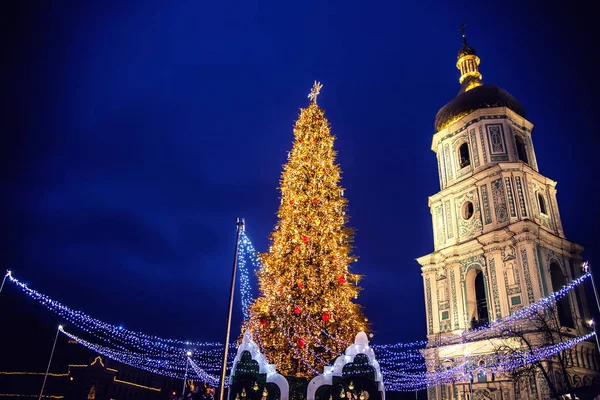 Viele Bunte Weihnachtsmänner Auf Dem Weihnachtsmarkt Kiev Ukraine — Stockfoto