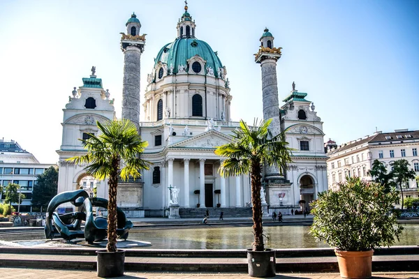 Blick Auf Die Karlskirche Den Strahlen Der Aufgehenden Sonne Wien — Stockfoto